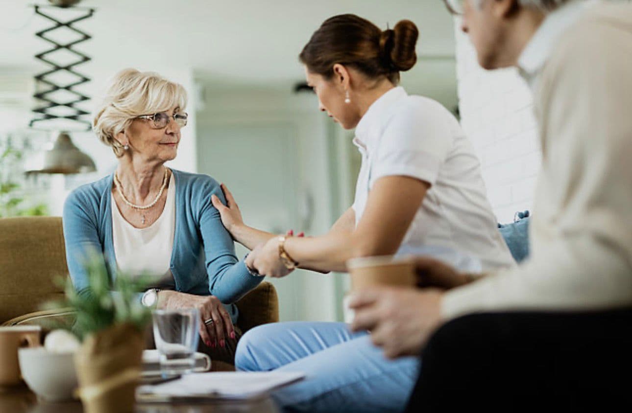 Pflegefachkraft im Gespräch mit Patient